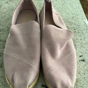 Lavender Toms suede espadrilles size 9 barely worn, soft and so comfortable